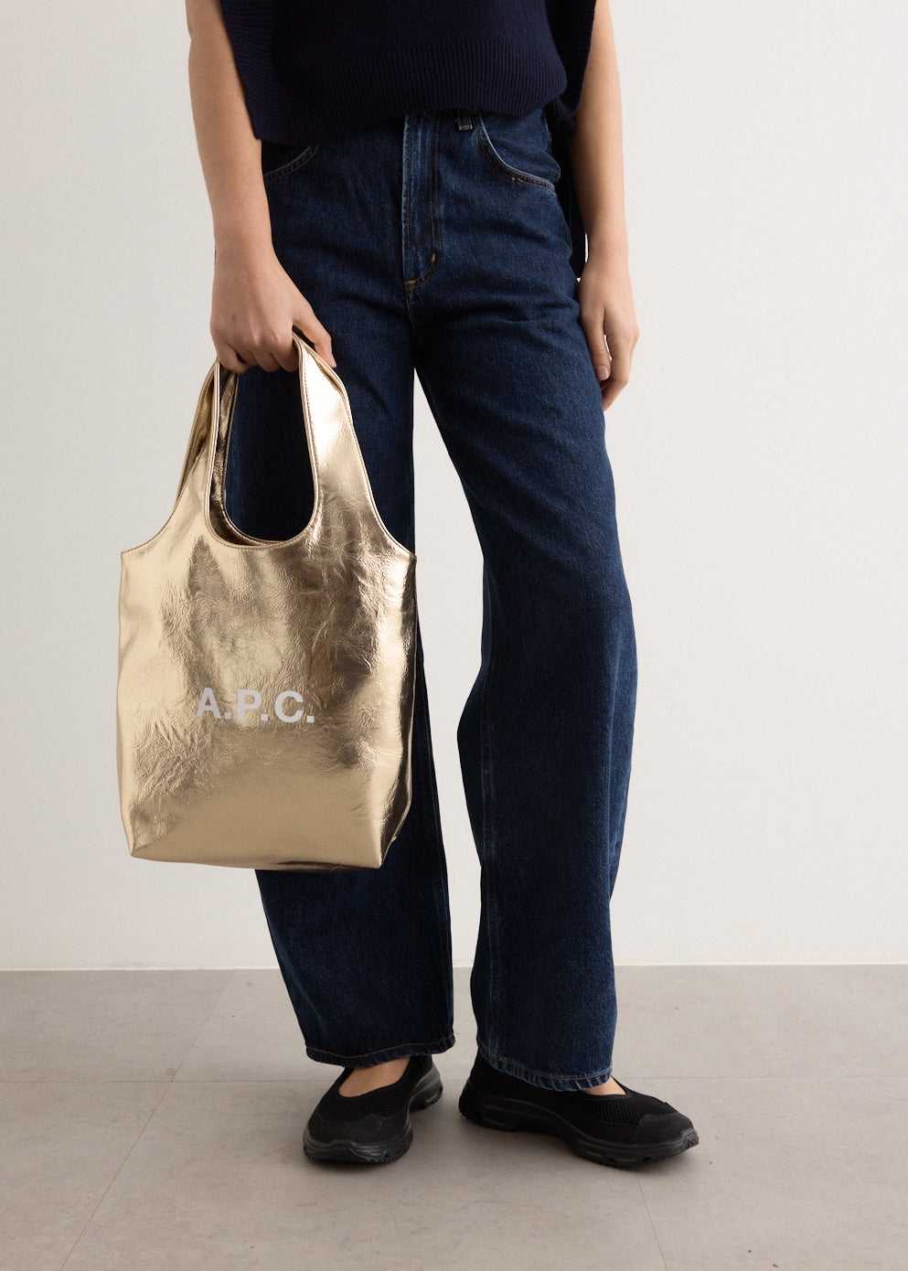 トートバッグ A.P.C. Ninon Shopper Bag - Synthetic - Gold A.P.C. Ninon Shopper Bag - Synthetic - Gold Tote Bag | THE LIST