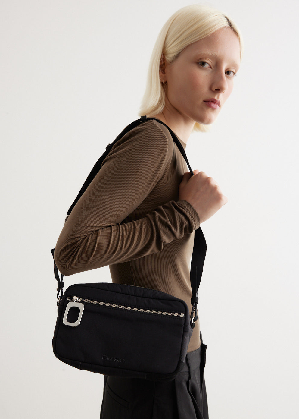 JW ANDERSON｜ (JWA PULLER CAMERA BAG (AC0359-FA0431-999) 24699238_57368331_600.jpg