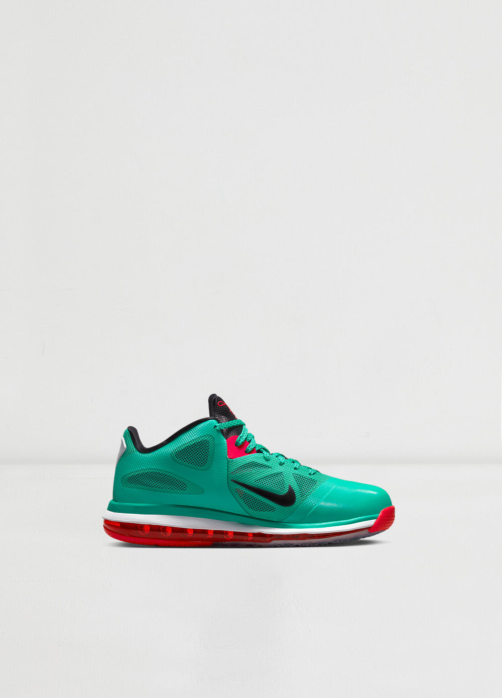 LeBron Low 'Reverse Liverpool' Sneakers