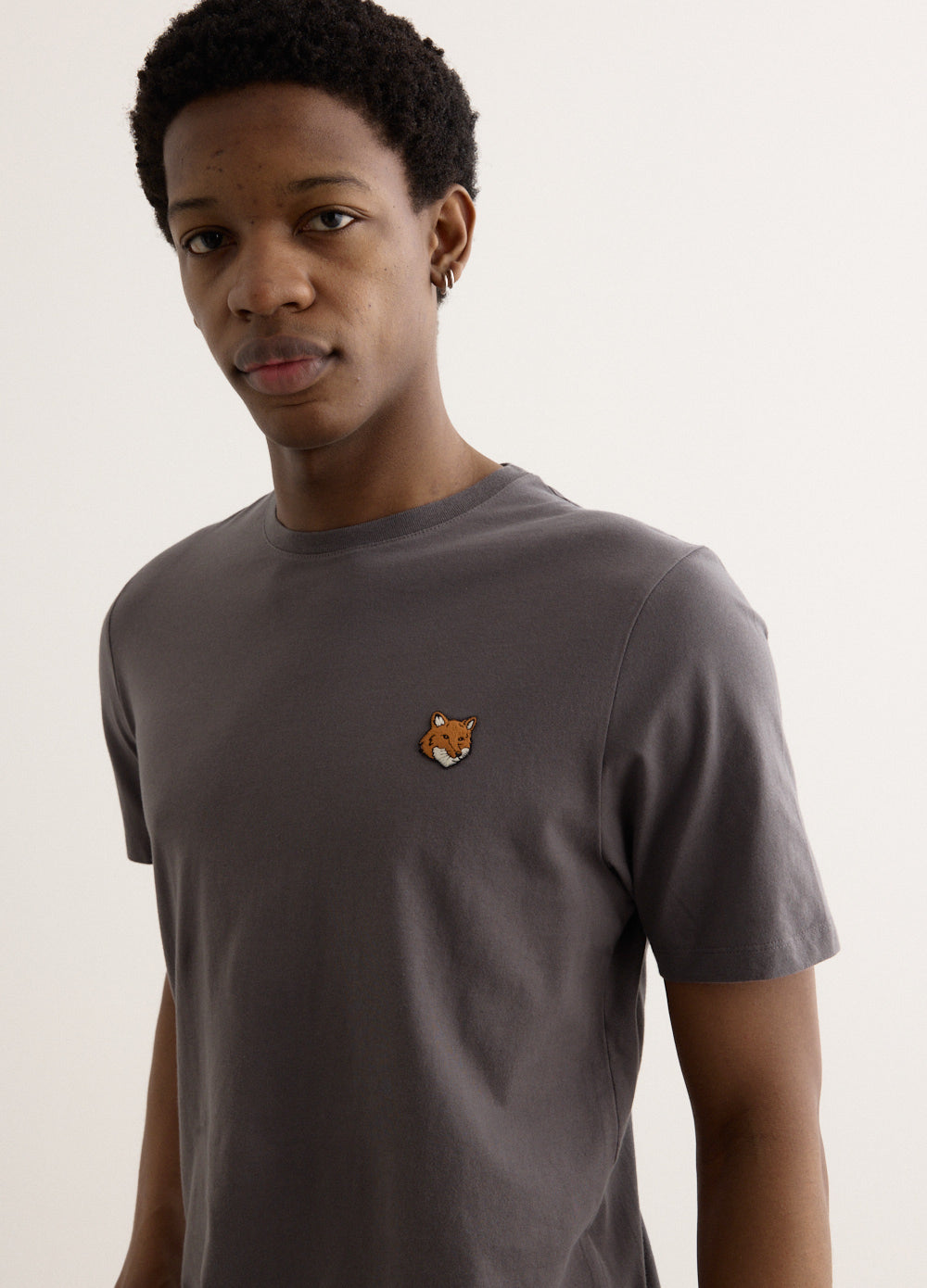 Tシャツ・カットソー ETMON Neck CutOut Strap TShirt, Charcoal Brown Logo Embossed Cotton T-Shirt | Michael Kors [US]