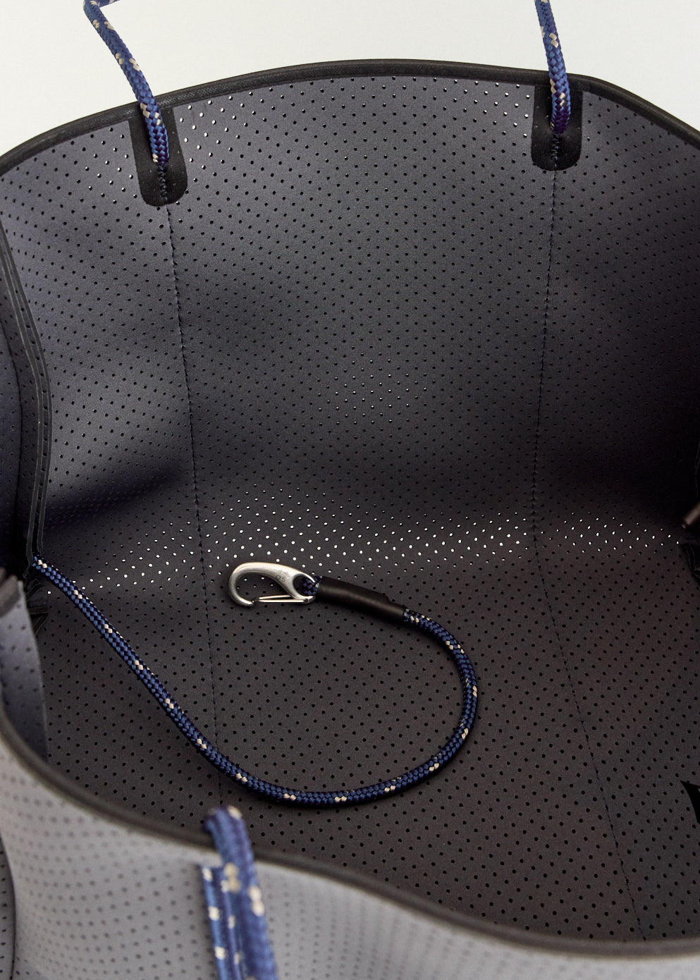 バッグ Scoop and Escape Large Tote nevy Escape Tote