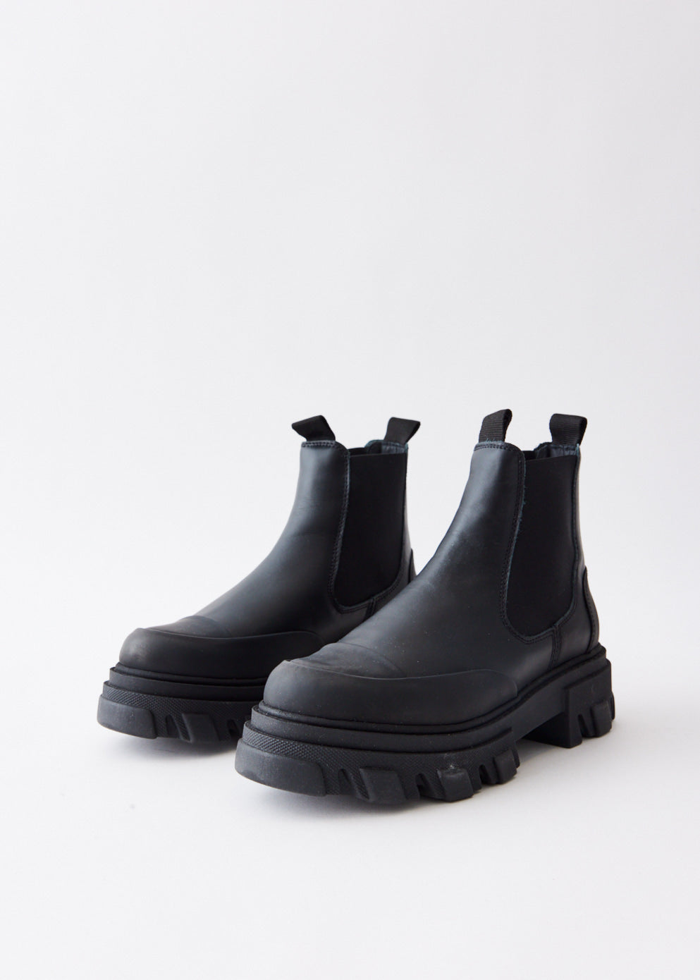 Low Chelsea Boots