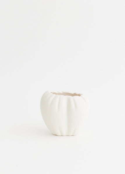 Completedworks Small Vase PEARLS ホワイト 花瓶 Squeezed - Small Vase in Matte White w/ Faux Pearls
