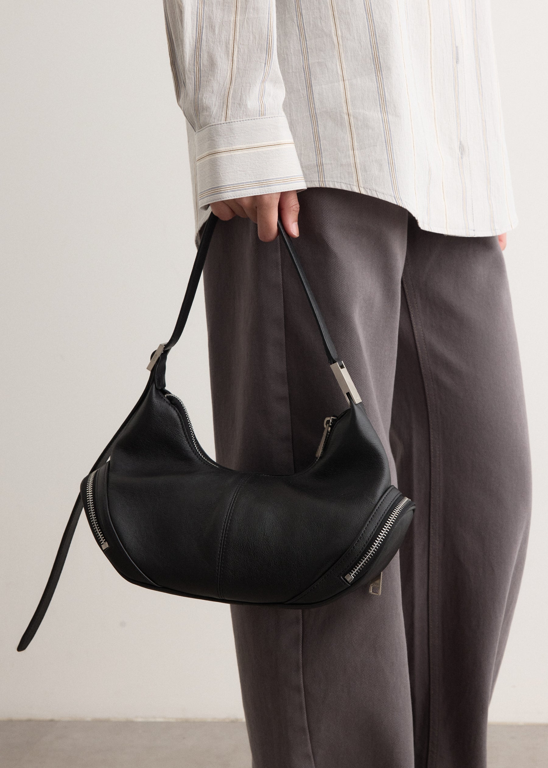 OSOI オソイ/ CARGO BAG HOBO / black Black Cargo Bag by OSOI on Sale