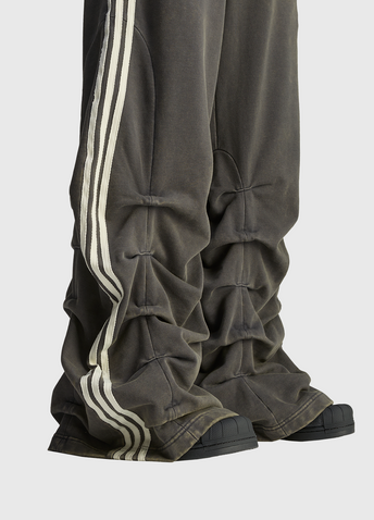 パンツ M ADIDAS AVAVAV RUCHED PANTS CARBON adidas x Avavav Pleated Track Ruched Pant Carbon - SS25 - US