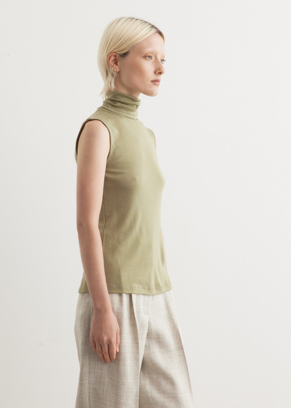 Fine Merino Sleeveless Turtleneck Top