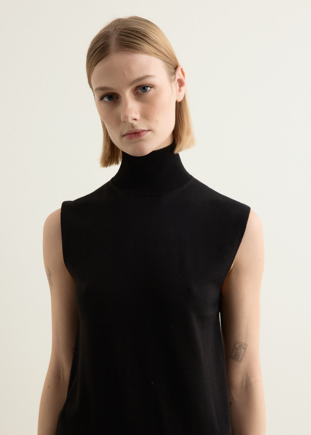 Sleeveless Fine Turtleneck