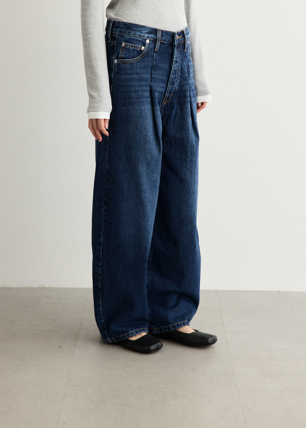 Mid Rise Pleat Barrel Jeans