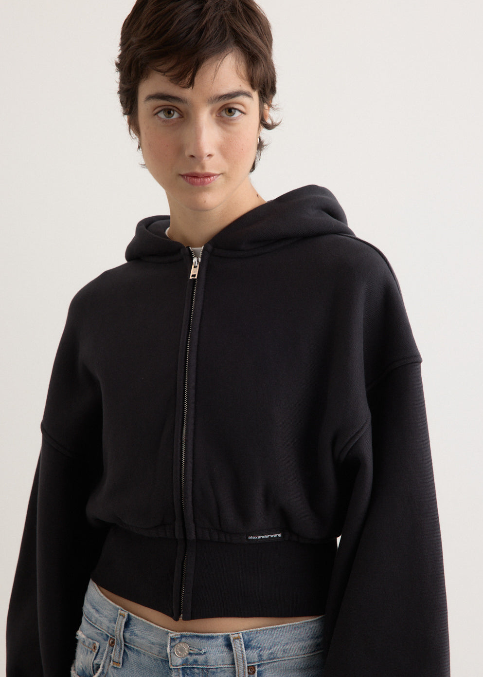 未使用ALEXIA STAM Distressed Cropped Hoodie ALEXIA STAM（アリシアスタン）の「Stitch Logo Hoodie/ステッチ