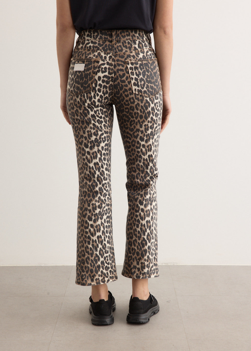 『GANNI』ガニー Print Denim Betzy Cropped ジーンズ Print Denim Betzy Cropped Jeans by GANNI | Rent the Runway