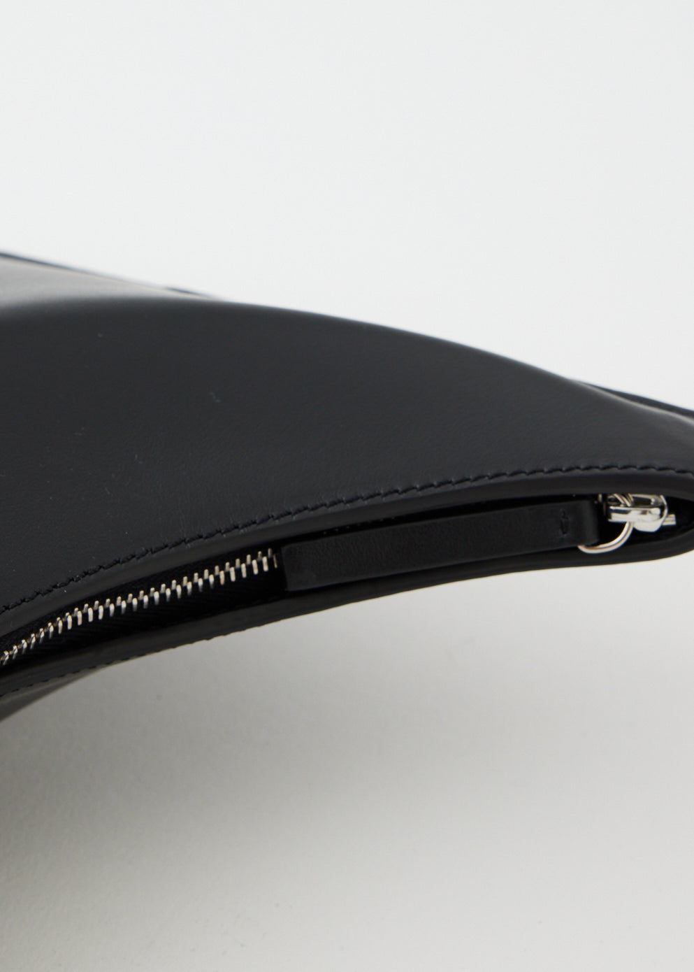 Aesther Ekme Saddle Hobo Bag Black on model 02PF19SHL02101 - i-D Concept  Stores